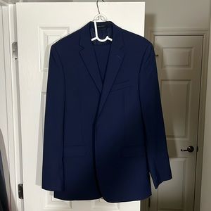 Ralph Lauren Men's Blue Slim Fit, Full Suit.
Jacket- 42L Pants- 38W/34L
